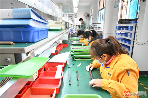 沅陵县太安社区居民在美桀电子帮扶车间就业