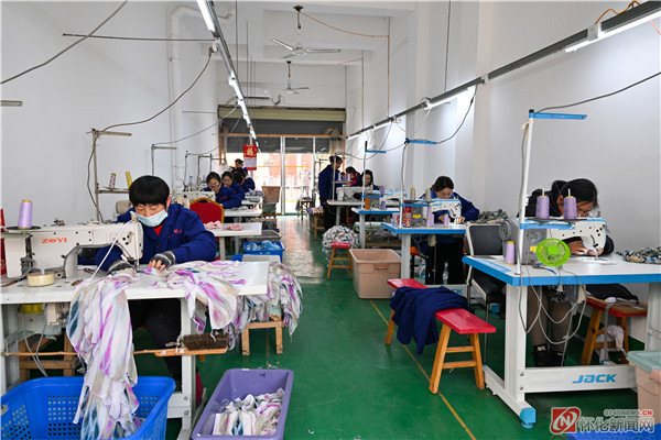 芷江海峡社区沅州新城的居民在金鑫制衣帮扶车间就业
