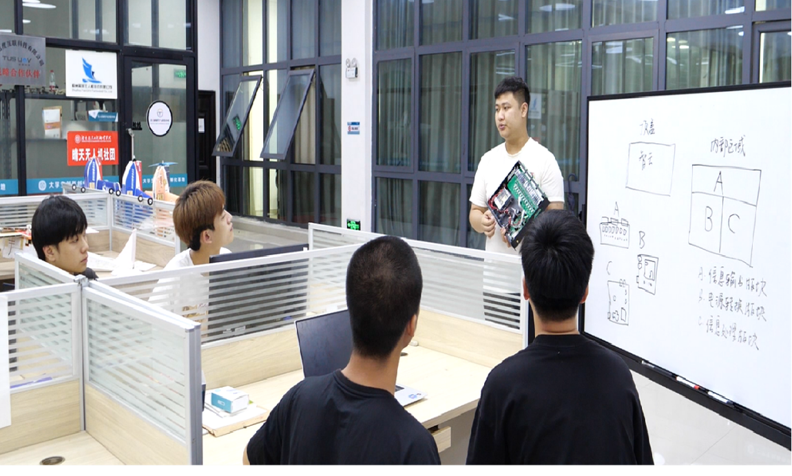 参赛学生进行项目产品开发研讨3.png