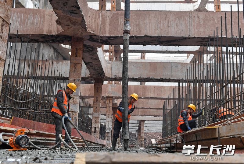 施工人员在进行长赣铁路黄花机场站首块底板的浇筑。 