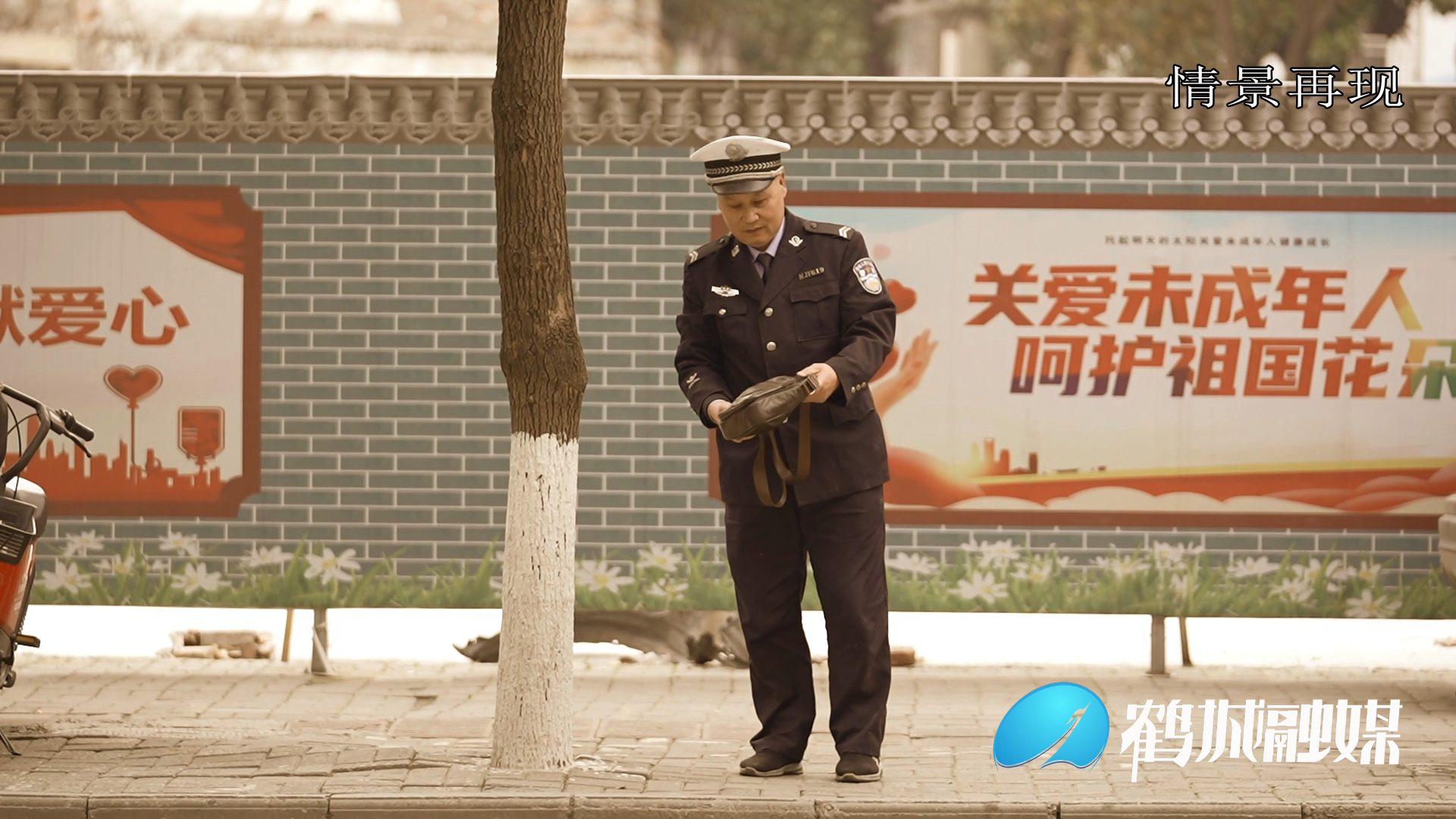 陈自祥：退休老辅警重返街头“站岗”   虽已退休但我还有用（半成品）.mp4_20230303_154135.414.png