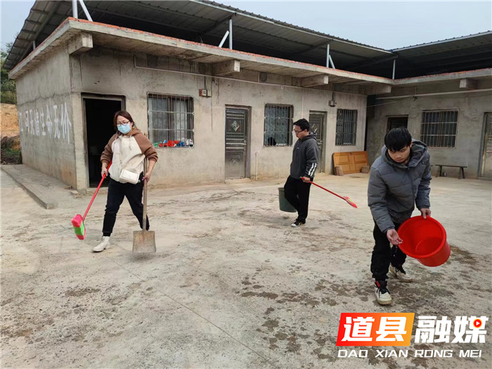 道县蚣坝镇：弘扬雷锋精神 关爱空巢老人02_副本.jpg