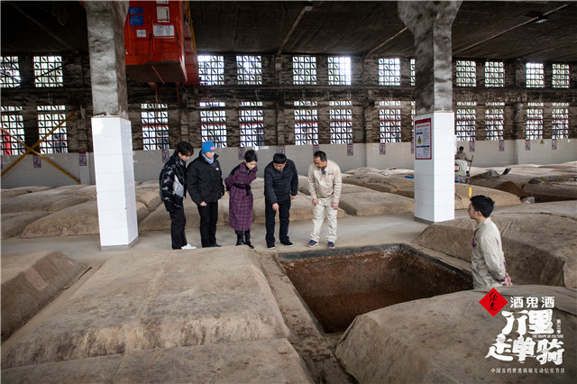 “万里少年团”在酒厂体验酿酒工艺.jpg