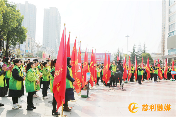 3月3日，在“传承雷锋精神 共创文明城市”慈利县“四季同行·雷锋家乡学雷锋”志愿服务系列主题活动启动仪式上，与会志愿者身着慈利农商银行捐赠的志愿者服装.jpg