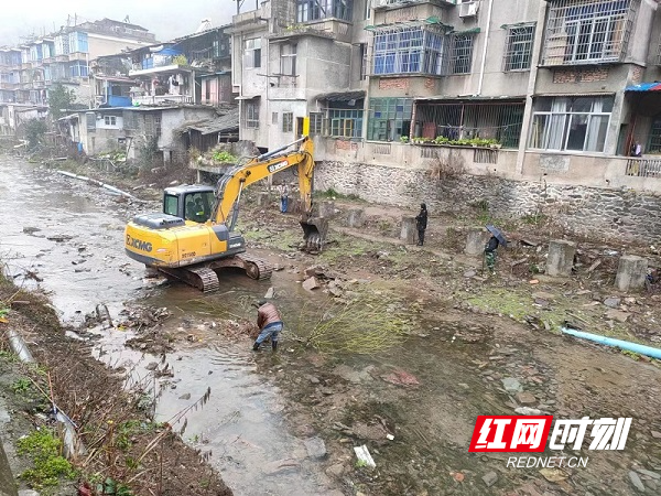 沅陵县官庄镇：河道保洁不放松.jpg