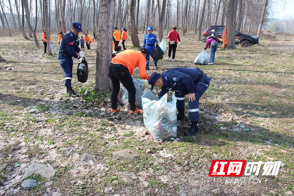 芷江县：志愿者行动 净滩我先行3.jpg