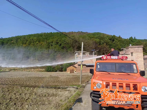 宁远：消防员为农户送水抢种烤烟_副本500.jpg
