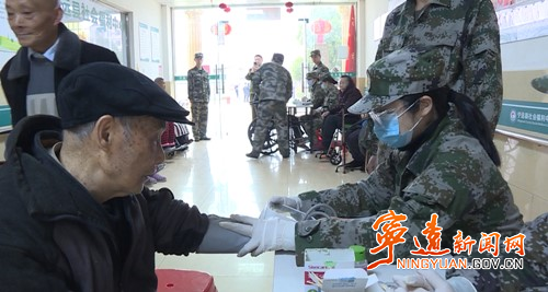 宁远：弘扬雷锋精神 把爱心送进敬老院_副本500.jpg