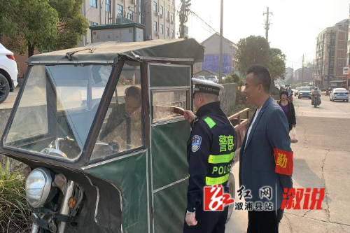 （图为针对未佩戴头盔的老人进行批评教育）
