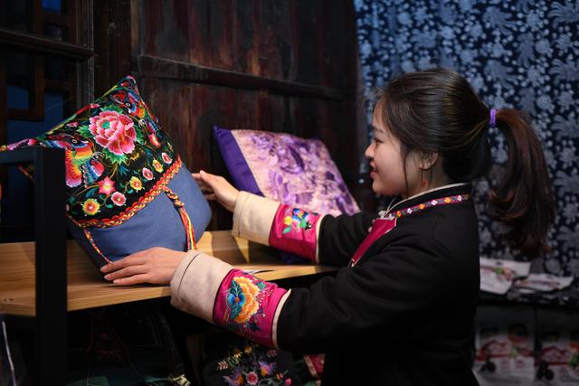 Miao Embroidery in Shibadong Village: A "History Book" to Wear