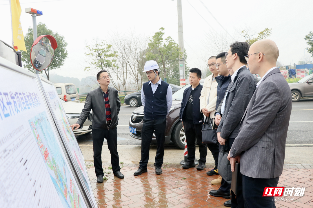 松雅新城公司花园新城片区负责人向重大项目建设博士服务团介绍花园新城规划情况.png