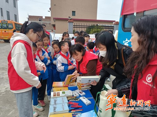 寧遠開展“全民閱讀·書香寧遠”暨“護苗+非遺” 系列活動_副本500.jpg