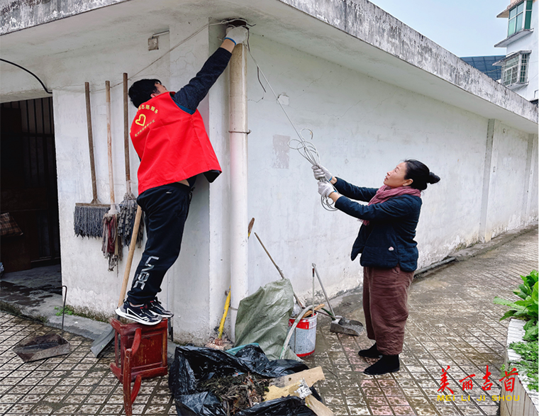 “大手”牵“小手” 雷锋精神永流传1.png