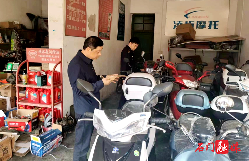 夹山镇：扼牢源头，突击检查电动车销售点1.jpg