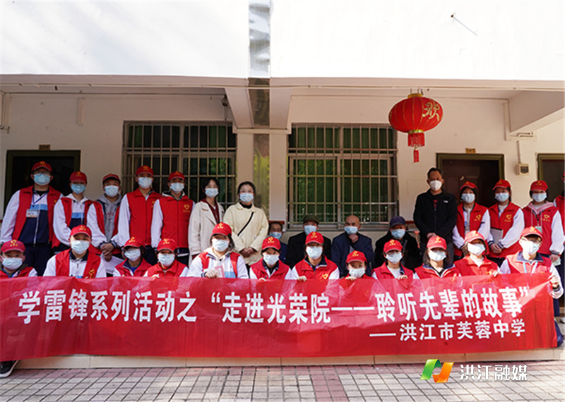 和退役老兵合影留念.jpg