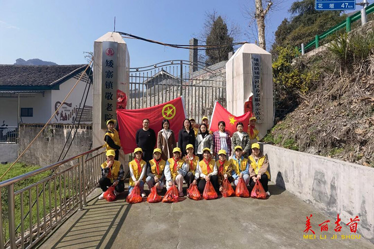 春日“学雷锋” 情暖敬老院1.jpg