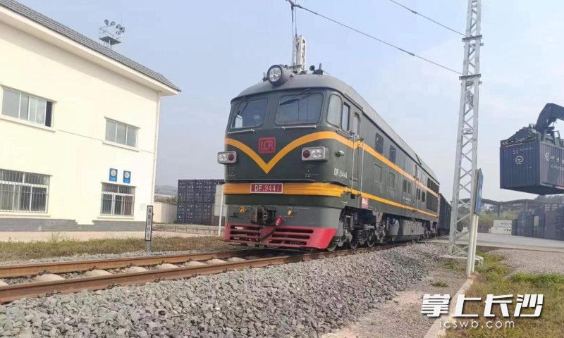 老挝时间3月11日，长沙首趟中老铁路国际进口班列从老挝琅勃拉邦顺利驶出。 长沙晚报通讯员 孟止 供图