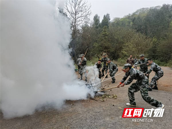 图五应急队员及时处置火情。.jpg