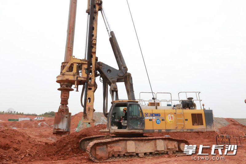 长沙自贸临空区湖南养益君生物科技产业园施工现场，工作人员抢抓有利天气加快推进项目建设。廖丹英　摄