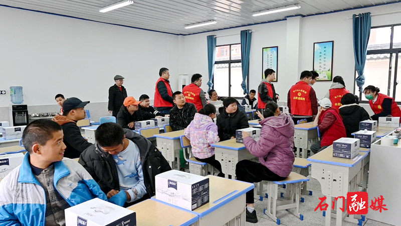 县人民医院开展关爱环卫工人和残障人士志愿服务活动2.png