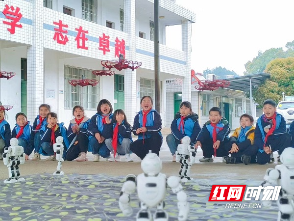 学生们正在饶有兴趣地观摩机器人跳舞和无人机飞行表演.jpg