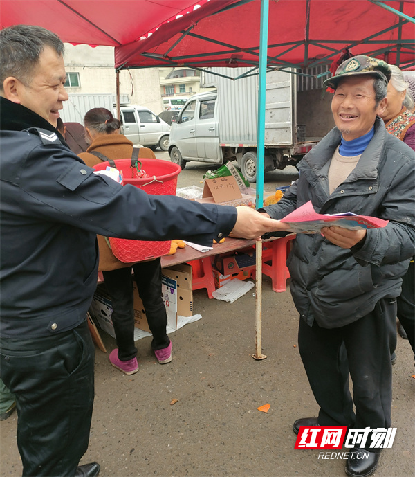 向前来赶集的群众发放宣传资料。（一）.jpg