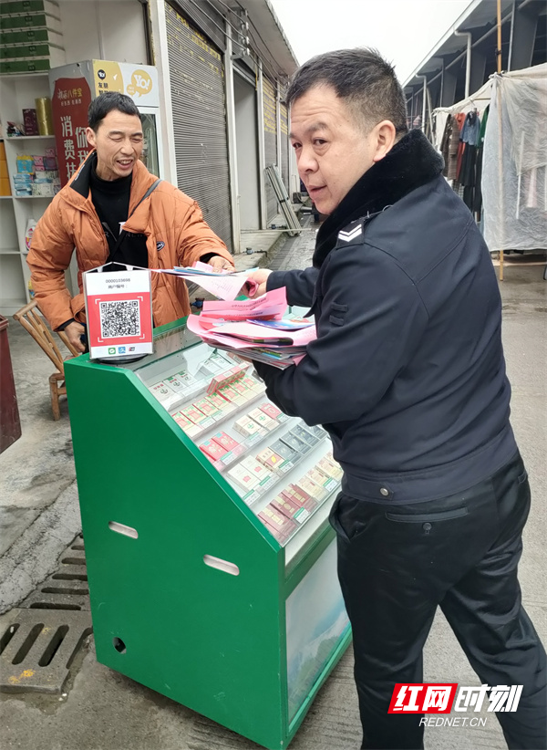 向摊主发放宣传资料。.jpg