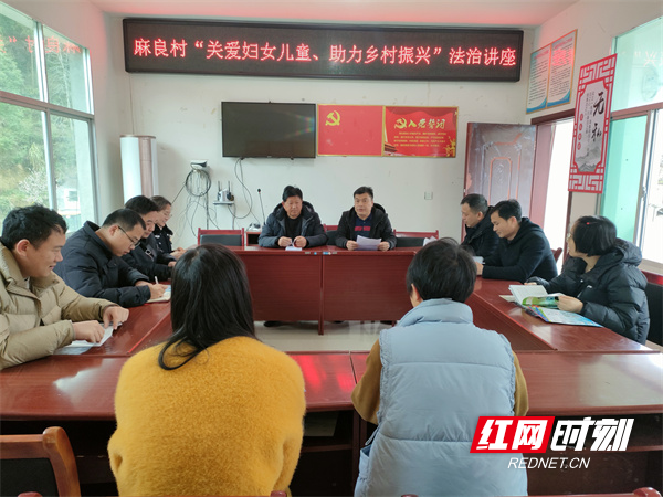 深入村（社区）举办法治讲座。.jpg