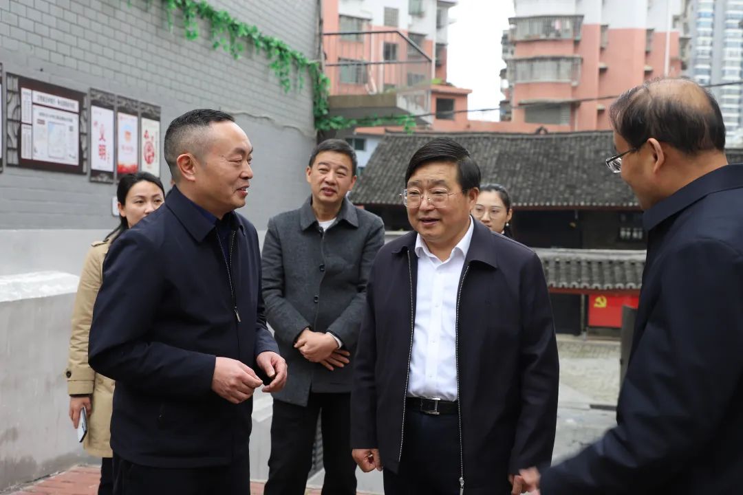 湖南省委党史研究院院长胡振荣一行到双清区八路军驻湘通讯处旧址参观(图1)