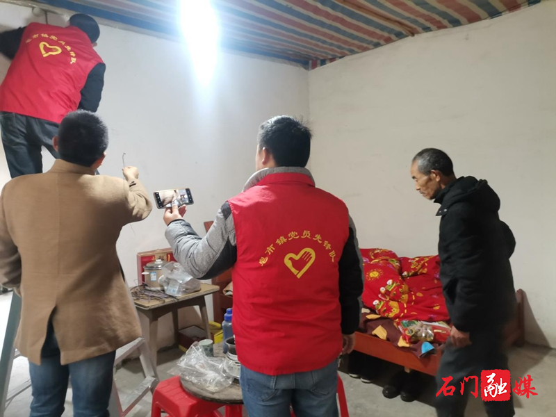 皂市镇：情系脱贫户 奉献真爱心1.jpg