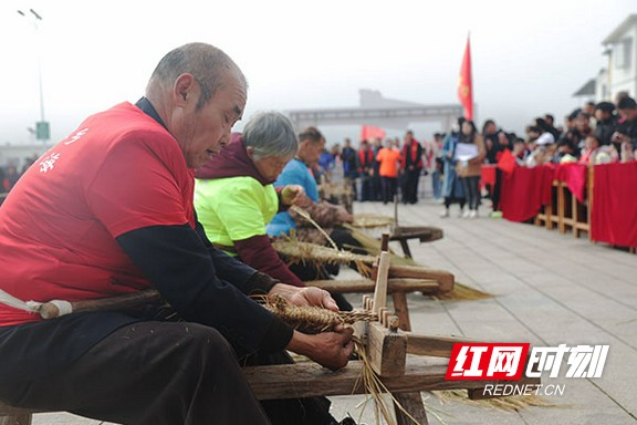 “匠心草鞋”比赛现场，匠人们正在精心编制草鞋。.marked.jpg