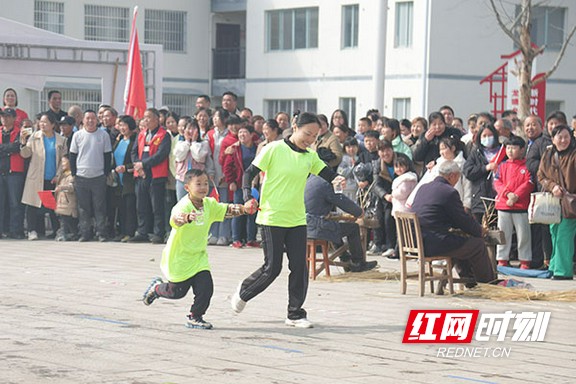 亲子运动“障碍运水”比赛中。.marked.jpg