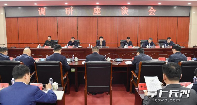 调研中，吴桂英主持召开座谈会。