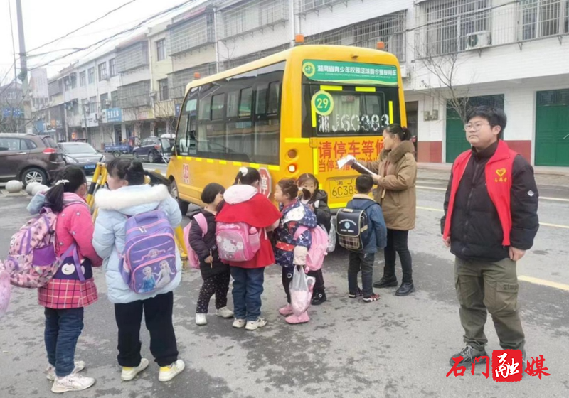 夹山镇：小小“护学岗” 传承雷锋情1.jpg
