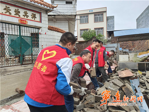 宁远：助力人居环境 党员志愿者在行动2_副本500.jpg
