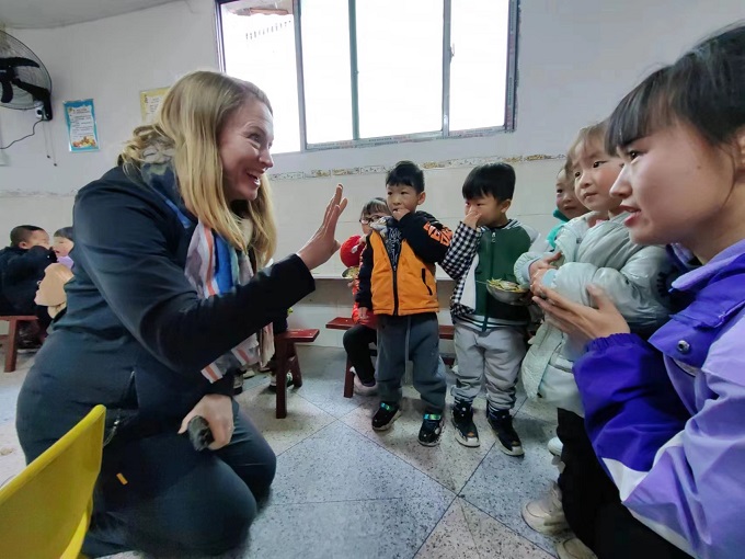 图为官莎·霍华德在毛坝乡宝贝幼儿园与孩子们亲切互动.jpg