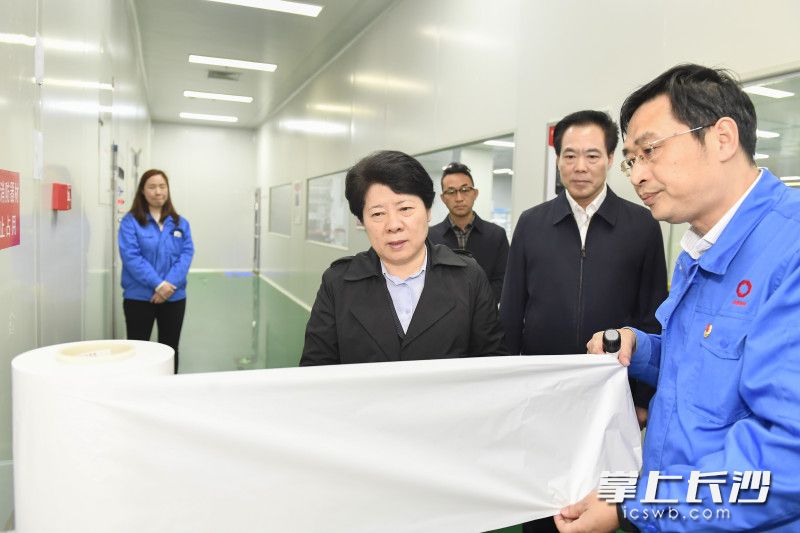 吴桂英在中材锂膜（宁乡）有限公司调研企业高质量发展和安全生产等工作。