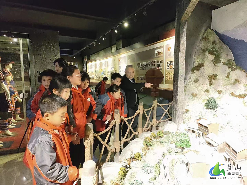 三蓝学校：理论实践两手抓 “向日葵工程”助推红色基因传承2.jpg
