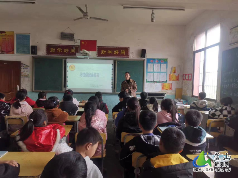 大洞中心小学：心向阳光 关爱成长.jpg