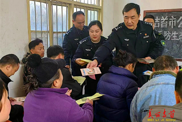 以法之名 为爱护航 ——吉首公安局开展关爱妇女儿童法治宣传活动1.jpg