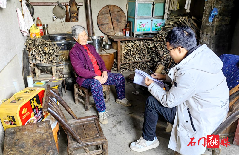 磨市镇：深入村组，寻找解开难题的金钥匙2.jpg