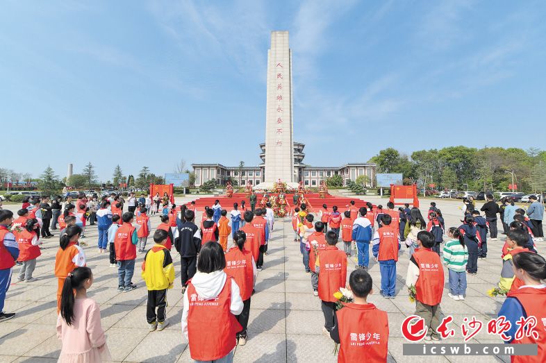 4月1日、2日，湖南革命陵园迎来清明前祭扫小高峰。长沙晚报通讯员 葛林 摄