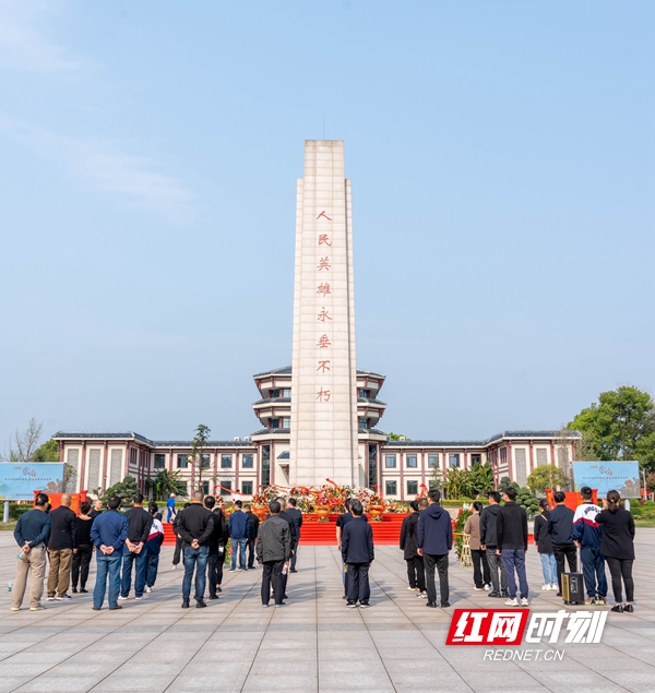 4月3日上午，白马街道党工委、办事处和廖家坪村党员代表一行在长沙烈士陵园开展清明祭扫活动_proc.jpg