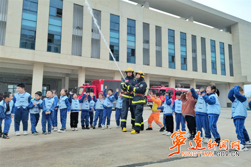 宁远：萌娃走进消防站  零距离体验“小小消防员”2_副本500.jpg