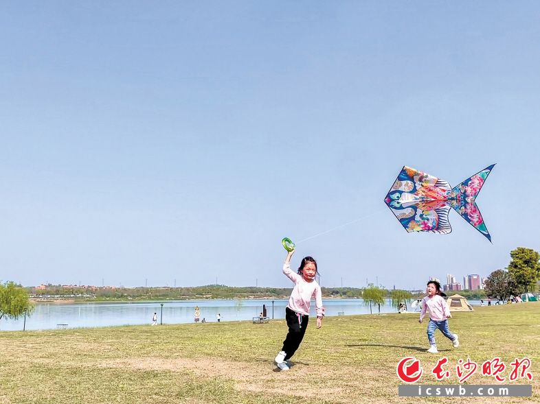 春日暖阳下的松雅湖湿地公园，绿树成荫，市民们享受惬意的假日。记者看到，熙熙攘攘的人流让公园显得格外热闹，不少家长陪着孩子在这里玩耍、嬉戏、运动，市民们找到了一种最舒适的方式享受假日。 长沙晚报全媒体记者 周数邑 摄