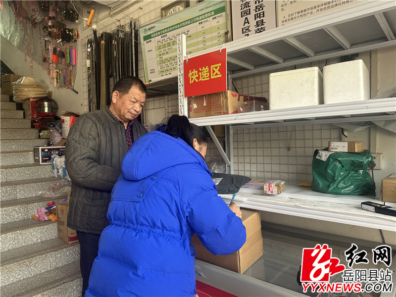 村民在家门口的电商服务站收取快递.jpg