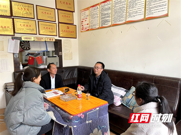 法律顾问杨昌生主任与村民在亲切交谈。.jpg