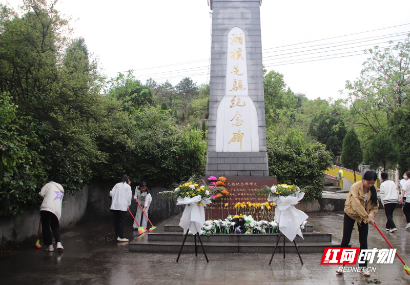 师生们打扫纪念碑卫生.jpg