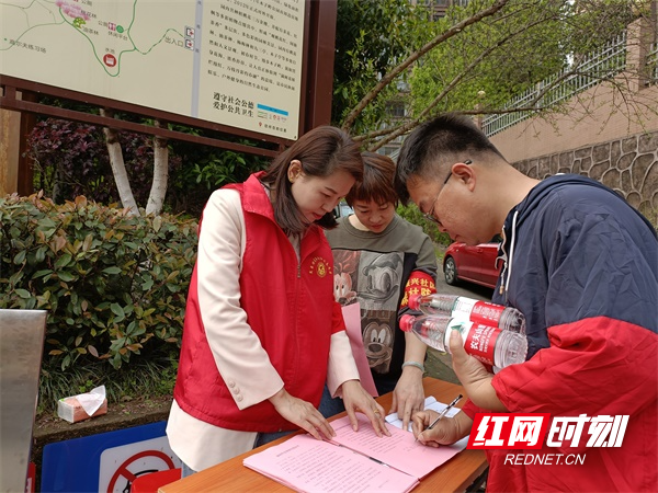 图二木子岭公园志愿者对进山人员开展森林防火宣传，倡导文明祭祀。（谢丽萍  李凰英）.jpg