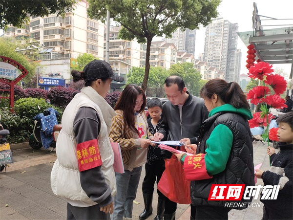 图十樟树岭公园志愿者对进山人员开展森林防火宣传，倡导文明祭祀。（欧阳丽琼  肖亚琴）.jpg